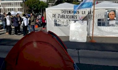 Agmer retomó el acampe frente a la Casa de Gobierno y advirtió que la reforma previsional “generará un gran daño”