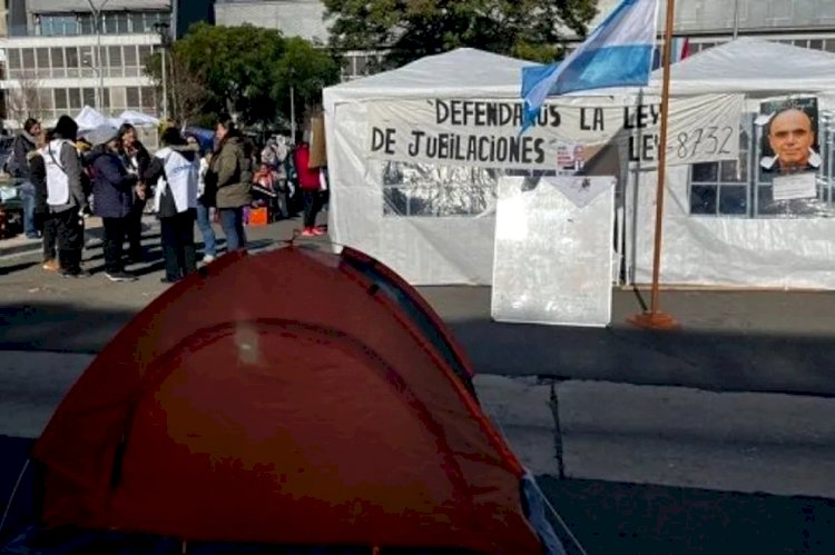 Agmer retomó el acampe frente a la Casa de Gobierno y advirtió que la reforma previsional “generará un gran daño”