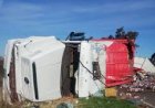 Dos camiones chocaron en la ruta 11 y esparcieron gran cantidad de botellas de jugo