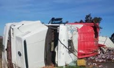 Dos camiones chocaron en la ruta 11 y esparcieron gran cantidad de botellas de jugo