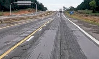 AUTOVÍA 14: Perdió el control de su rodado, casi choca contra un camión y terminó despistando
