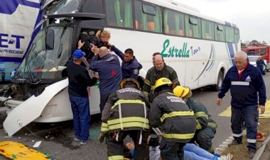 Un micro que regresaba a Concordia chocó de atrás contra un camión en la Panamericana