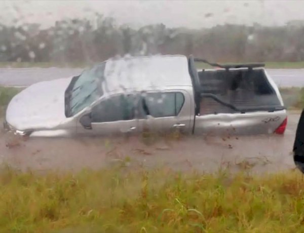 Tras pasar por un charco en Ruta 18, perdió el control y despistó