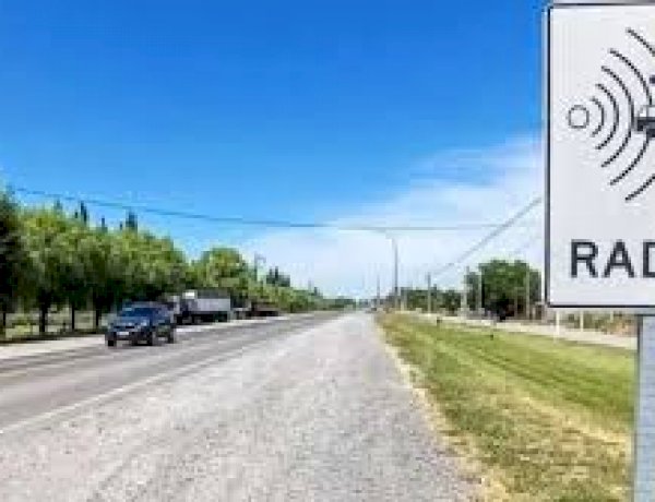 Multas: cómo es el radar “inteligente” que mide velocidad por tramos de ruta y podría instalarse en Argentina