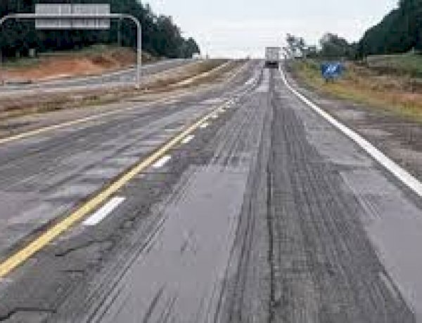 AUTOVÍA 14: Perdió el control de su rodado, casi choca contra un camión y terminó despistando