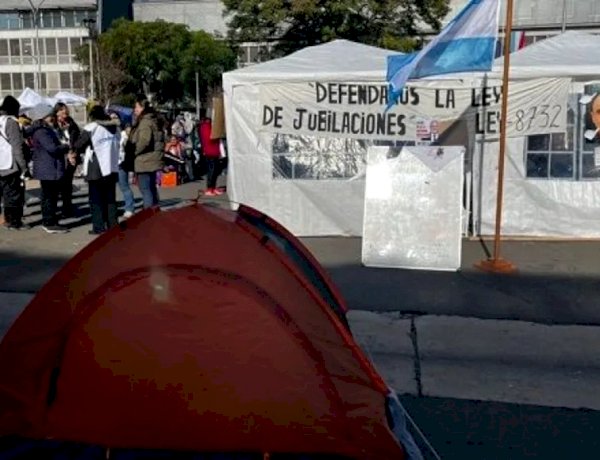Agmer retomó el acampe frente a la Casa de Gobierno y advirtió que la reforma previsional “generará un gran daño”