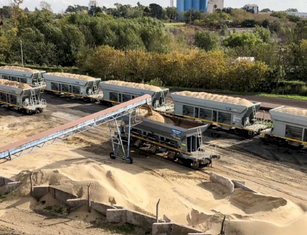 Desafío logístico: cómo llevar la arena de Entre Ríos a Vaca Muerta. ¿Trenes, barcazas o camiones bitrenes?
