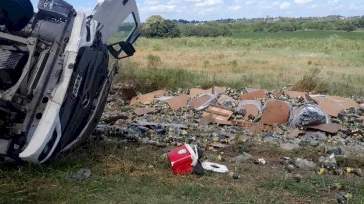 Camión que transportaba botellas de fernet volcó en la ruta y vecinos se llevaron parte de la mercadería
