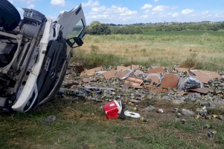Camión que transportaba botellas de fernet volcó en la ruta y vecinos se llevaron parte de la mercadería
