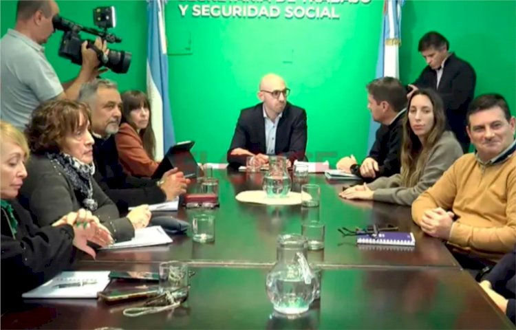 La provincia cerró la paritaria estatal con un aumento remunerativo y liquidará por decreto a los docentes