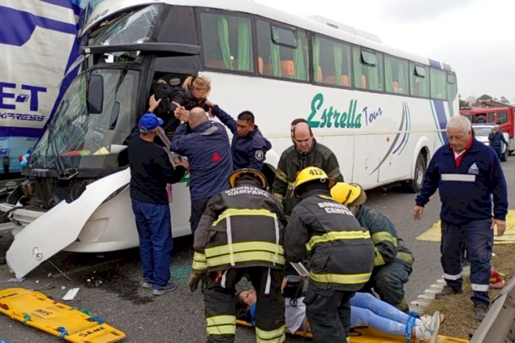 Un micro que regresaba a Concordia chocó de atrás contra un camión en la Panamericana