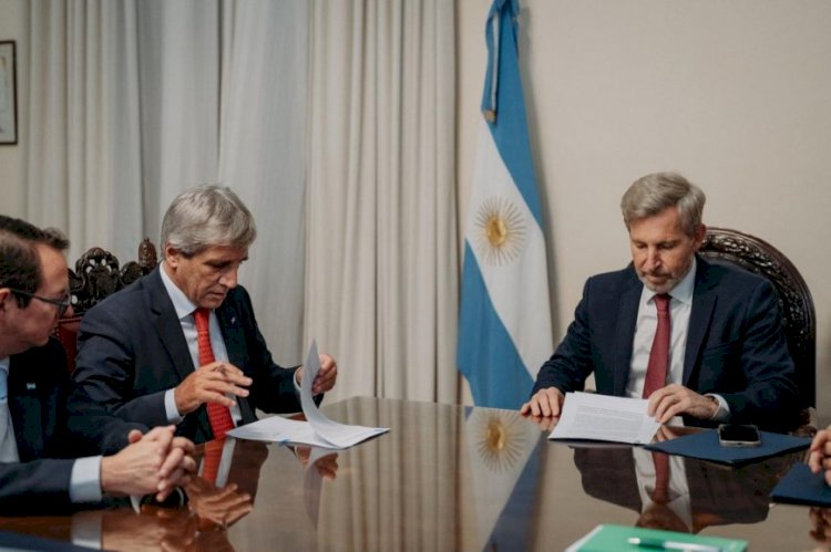 Frigerio firmó un convenio con el ministro Caputo que reconoce deudas a favor de Entre Ríos y transfiere inmuebles del Procrear