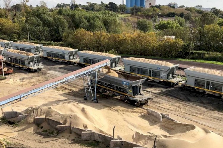 Desafío logístico: cómo llevar la arena de Entre Ríos a Vaca Muerta. ¿Trenes, barcazas o camiones bitrenes?